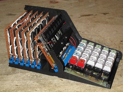 Selbstgebauter Computer mit Lochrasterplatinen und Tastatur