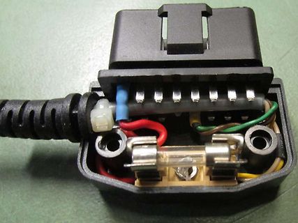 Elektrischer Stecker mit Sicherung und Kabeln