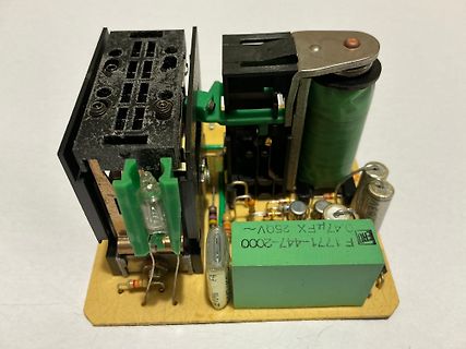 Elektronisches Bauteil mit Transformator und Kondensatoren