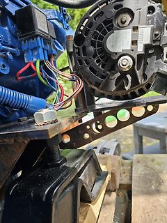 Lichtmaschine und elektrische Verkabelung an einem Motor