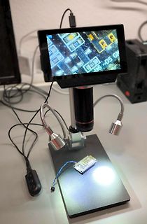 Digitalmikroskop mit beleuchteter Leiterplatte