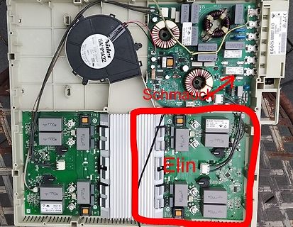 Innenansicht einer Leistungselektronik mit Kühlkörpern und Spulen