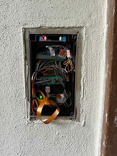 Verdrahtung einer Elektronikkomponente in einer Wandnische