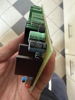 Leiterplatte mit Elektrolytkondensatoren und Kühlkörpern
