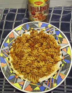 Nudeln mit Bolognese-Sauce und Maggi-Packung
