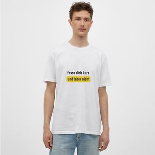 Mann mit T-Shirt mit Text