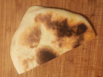 Fladenbrot auf Holzbrett