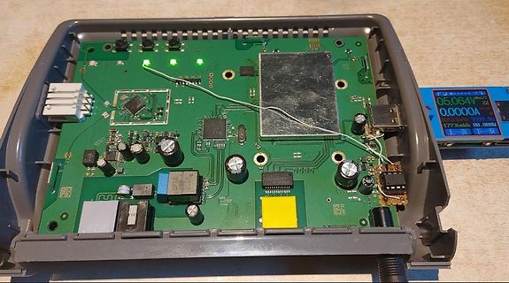Geöffnete Elektronikplatine mit Messgerät