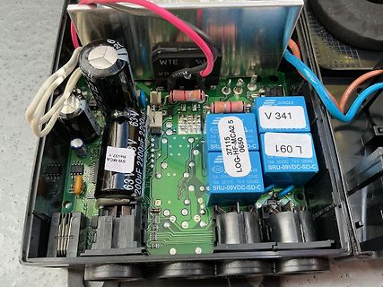 Innenansicht eines Netzteils mit Leiterplatte und Bauteilen