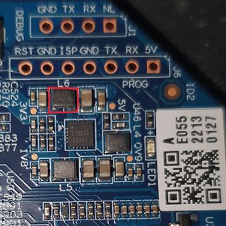 Nahaufnahme einer blauen Leiterplatte mit SMD-Bauteilen