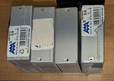 Vier metallische Gehäuse von TEKO