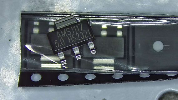 AMS1117 5.0 Spannungsregler in einer Verpackung