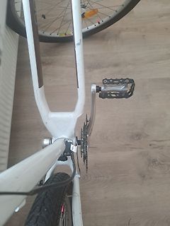 Teile eines weißen Fahrrads