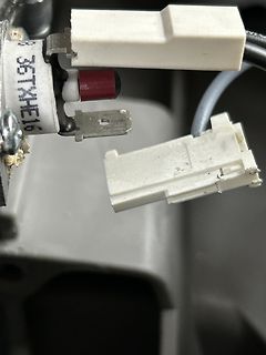 Elektrischer Steckverbinder und Kabel mit Typenbezeichnung