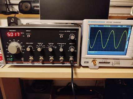 Funktionsgenerator und Oszilloskop auf Werkstatttisch