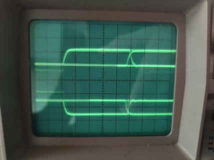 Abfotografierter Oszilloskop-Bildschirm mit zwei Signalkurven