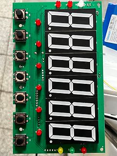 Leiterplatte mit 7-Segment-Anzeigen und Tastern