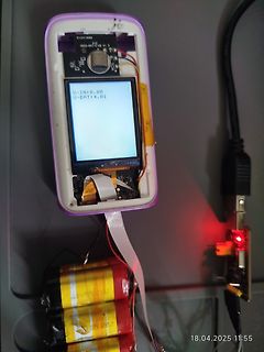 Geöffnetes elektronisches Messgerät mit Display und Batterien