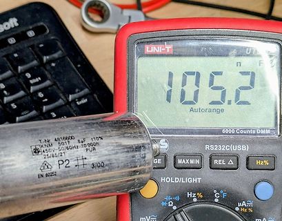Multimeter misst Kapazität eines Kondensators