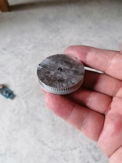 Metallisches Bauteil in der Hand