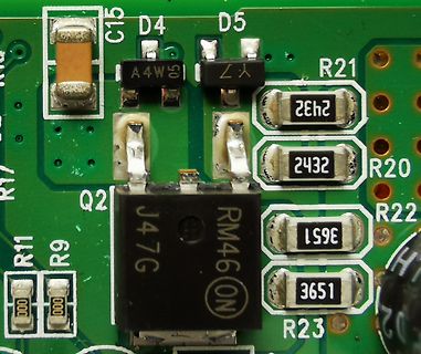 Makroaufnahme einer Leiterplatte mit elektronischen Bauteilen