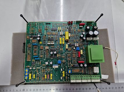 Foto einer bestückten Leiterplatte mit elektronischen Bauteilen
