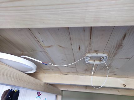 Deckenmontage einer Leuchte mit freiliegenden Kabeln