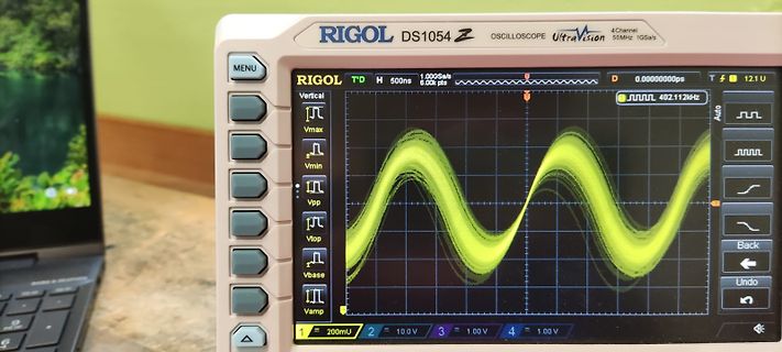 Rigol Oszilloskop mit Sinuswelle