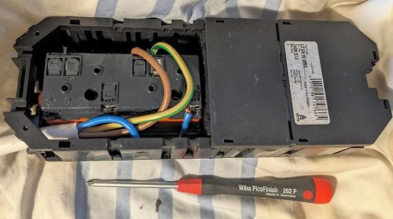 Geöffnetes Elektromodul mit Kabeln und Schraubendreher