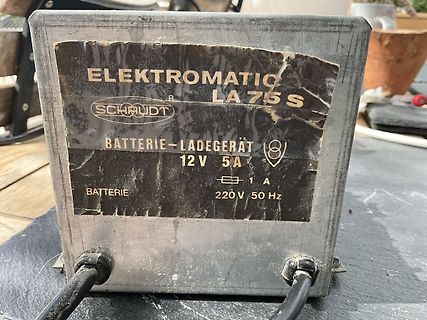 Typenschild eines Elektromatik Batterieladegeräts