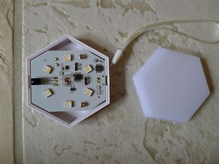 Geöffnete sechseckige LED-Leuchte mit Leiterplatte