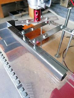 Mechanischer Aufbau mit Metallstreben und Schrauben