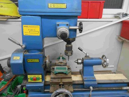 Blaue Werkzeugmaschine in einer Werkstatt