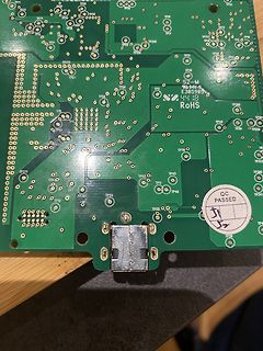 Nahaufnahme einer grünen Leiterplatte mit USB-Anschluss