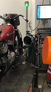 Motorrad auf Werkstatt-Hebebühne