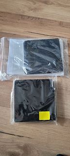 Zwei schwarze Stoffbeutel in Plastikverpackung
