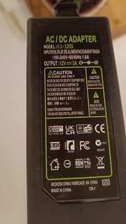 Typenschild eines AC/DC Adapters