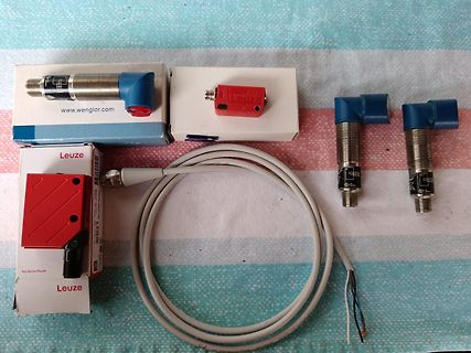 Leuze Sensoren und Kabel auf Untergrund