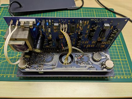 Offene Elektronikplatine mit Transformator und Bauteilen