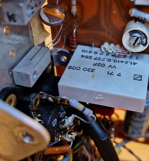 Nahaufnahme elektronischer Bauteile und Leiterplatte