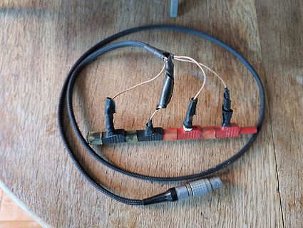 Freiluftverdrahtung mit Klebeband und Steckverbindern