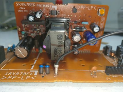Foto einer Leiterplatte mit elektronischen Bauteilen
