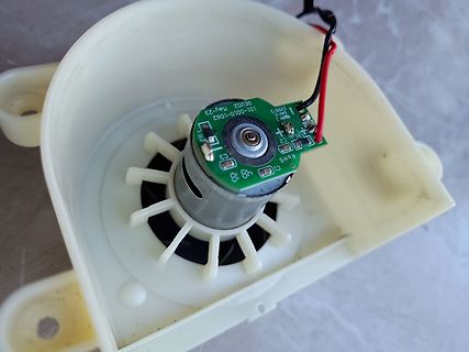 Motor mit kleiner Leiterplatte in Kunststoffgehäuse