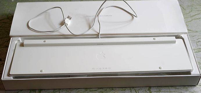 Apple Magic Keyboard in weißer Verpackung