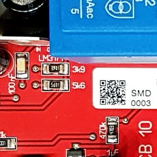 Nahaufnahme einer roten Leiterplatte mit SMD-Bauteilen