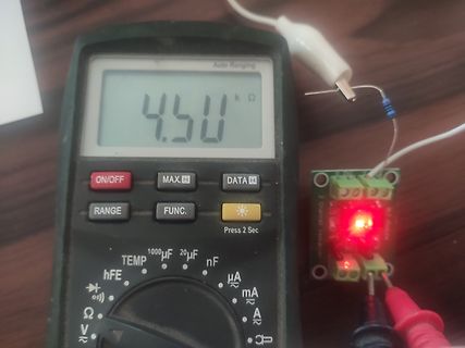 Multimeter misst Widerstand an einer Leiterplatte