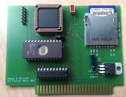 Grüne Leiterplatte mit Mikrocontroller und SD-Karten-Slot