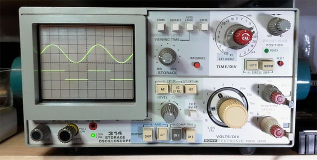 Analoges Oszilloskop mit Sinuswelle auf dem Bildschirm