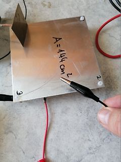 Metallplatte mit Beschriftung und Messklemme