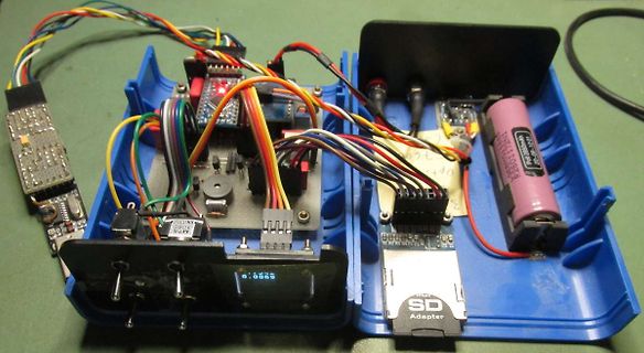 Elektronik-Aufbau in einer blauen Kunststoffbox mit Verdrahtung